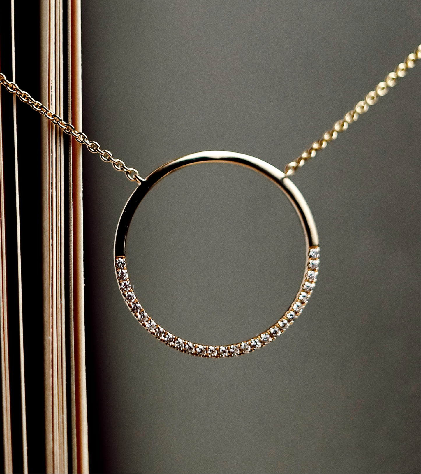 Kreis-Halskette mit Diamanten