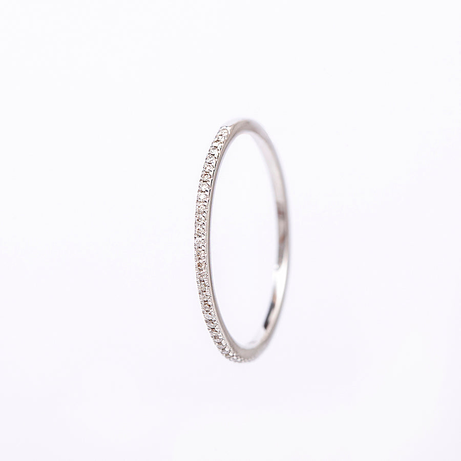 Dünner Ring aus 18-karätigem Gold mit Diamanten