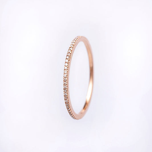 Dünner Ring aus 18-karätigem Gold mit Diamanten